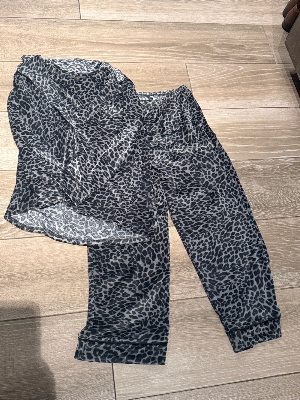 Donna Karan Gray and Black Leopard-Print Pajama Set (D)